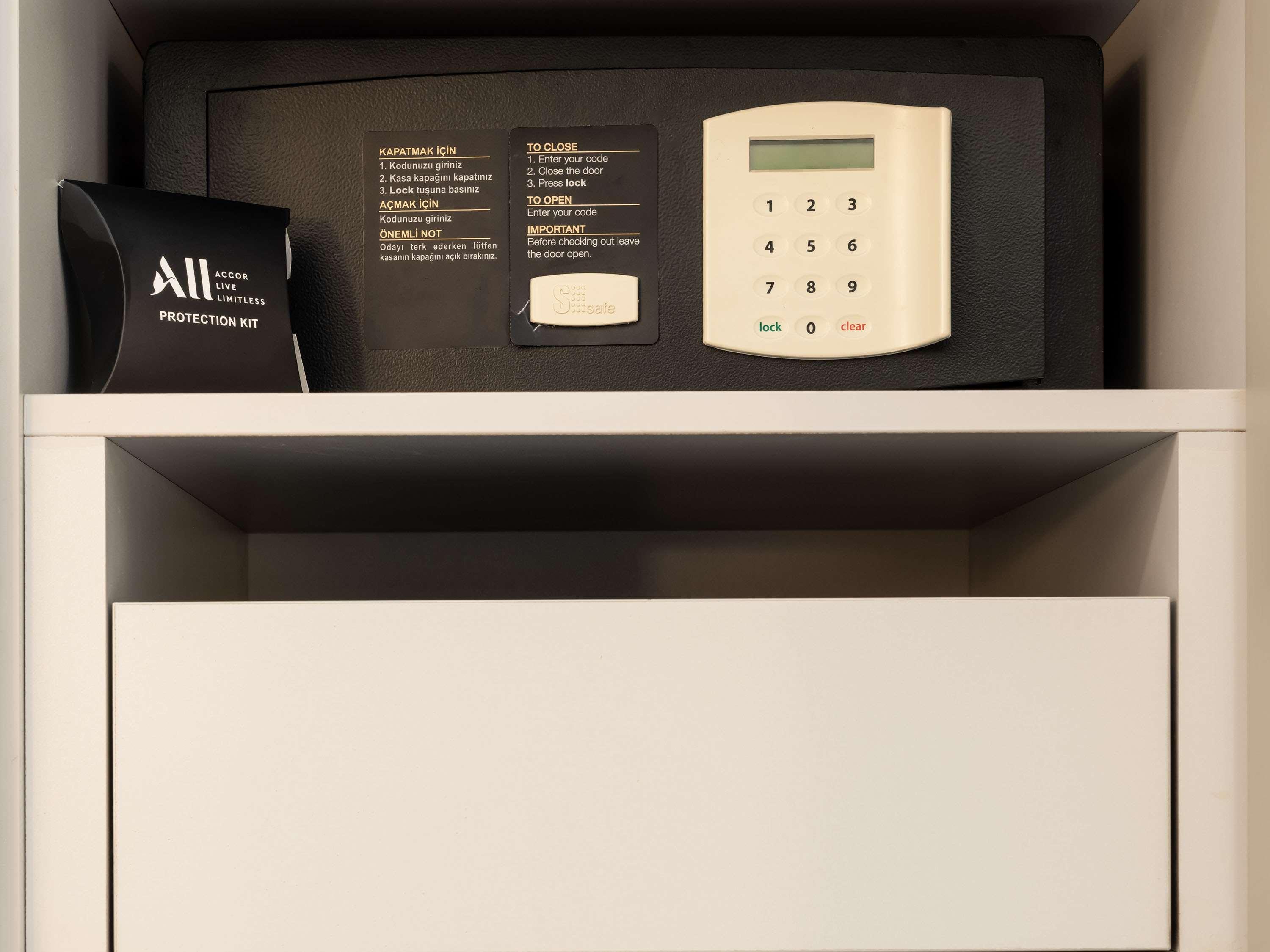 The Artisan Istanbul Mgallery Εξωτερικό φωτογραφία A safe in a hotel room