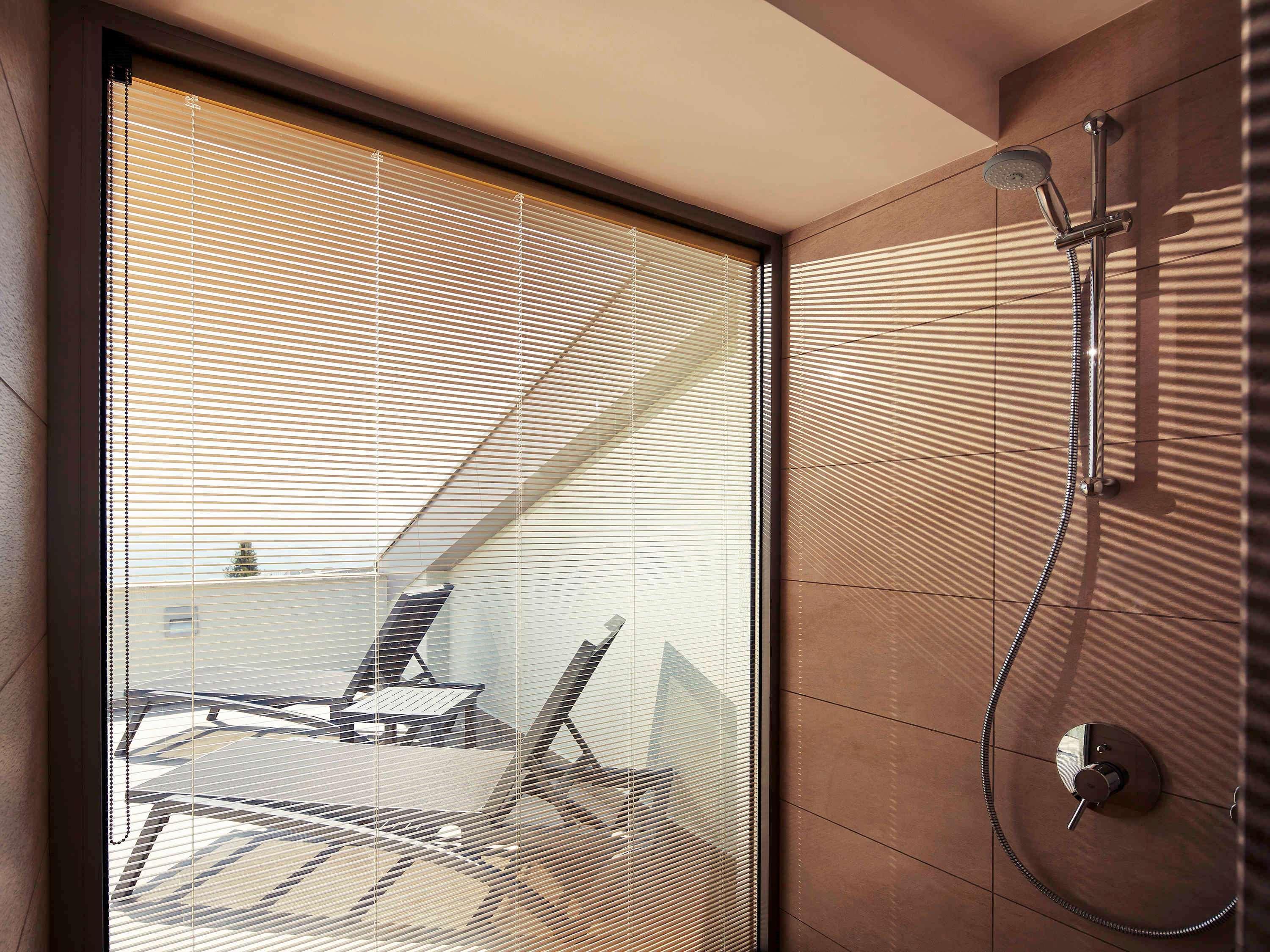 The Artisan Istanbul Mgallery Εξωτερικό φωτογραφία A shower with a fixed shower head and handheld shower head