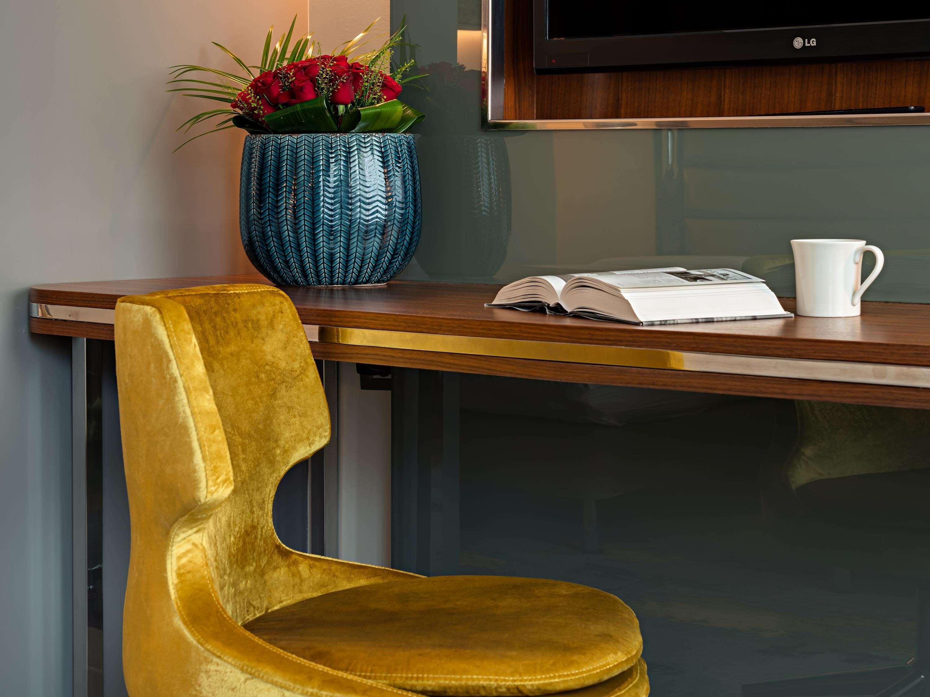 The Artisan Istanbul Mgallery Εξωτερικό φωτογραφία A chair upholstered in velvet