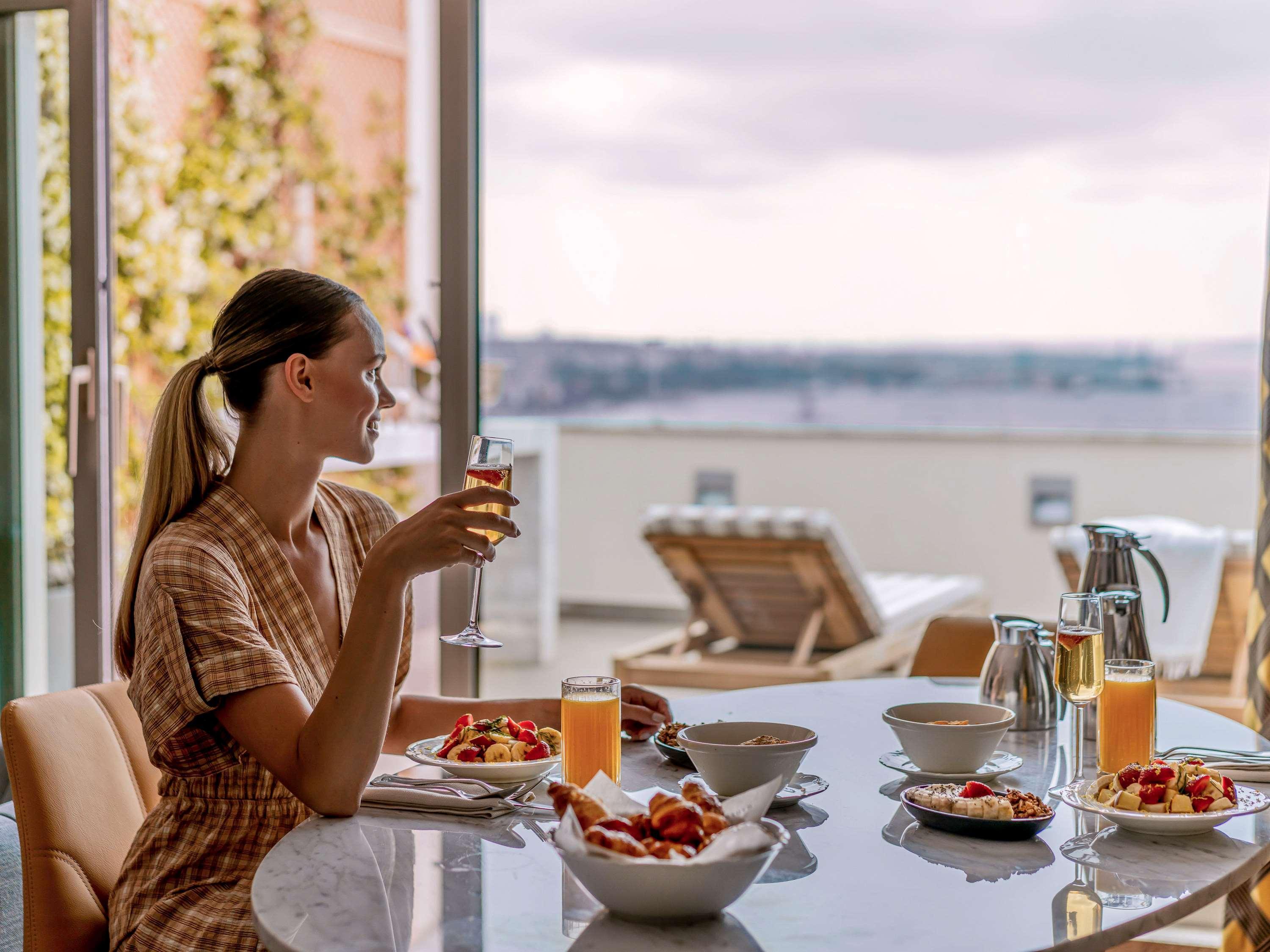 The Artisan Istanbul Mgallery Εξωτερικό φωτογραφία A woman enjoying a meal